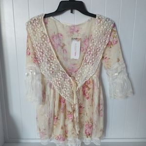 Women's short robe.    C